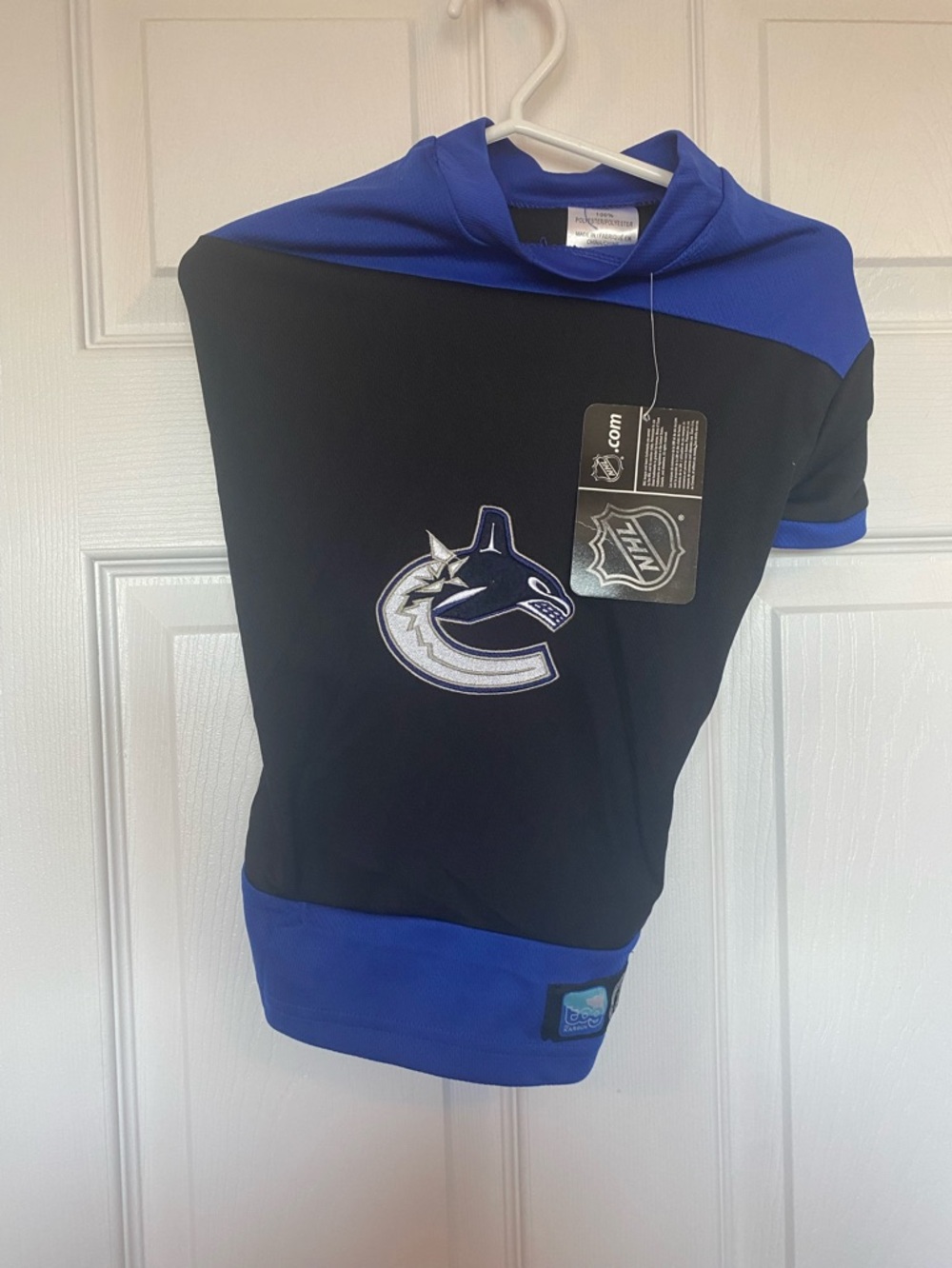 Vancouver Canucks NHL Dog Jersey Medium NWT Tog Karsuh